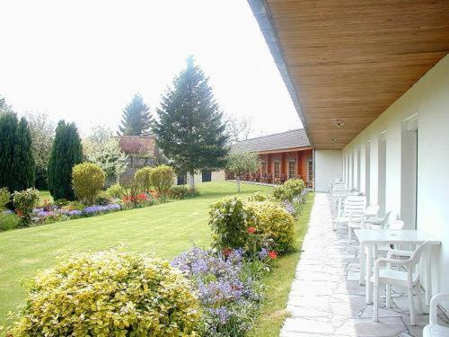 Logis - Hotel & Restaurant Les Trois Fontaines Marconne Exteriör bild