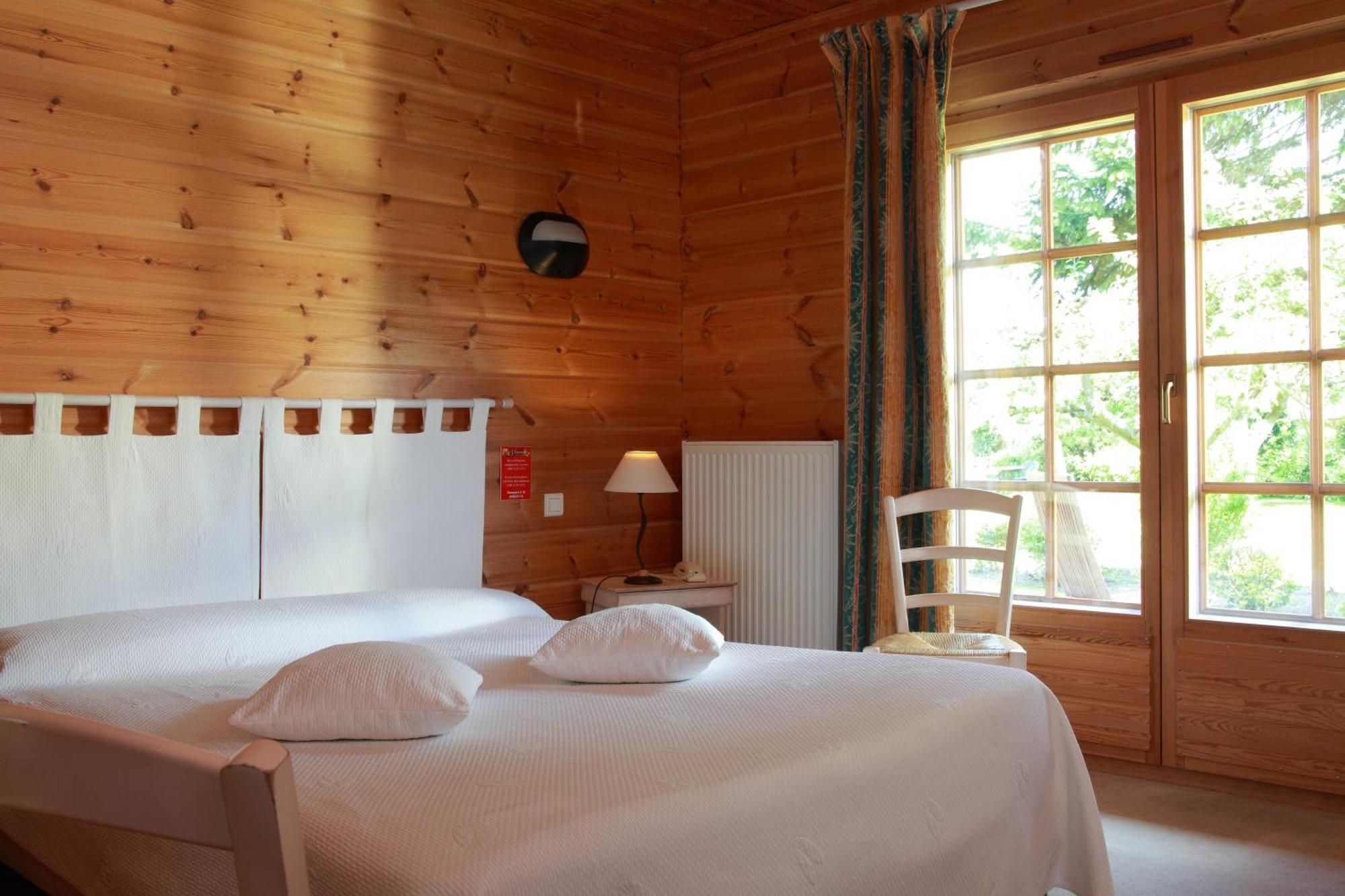 Logis - Hotel & Restaurant Les Trois Fontaines Marconne Exteriör bild
