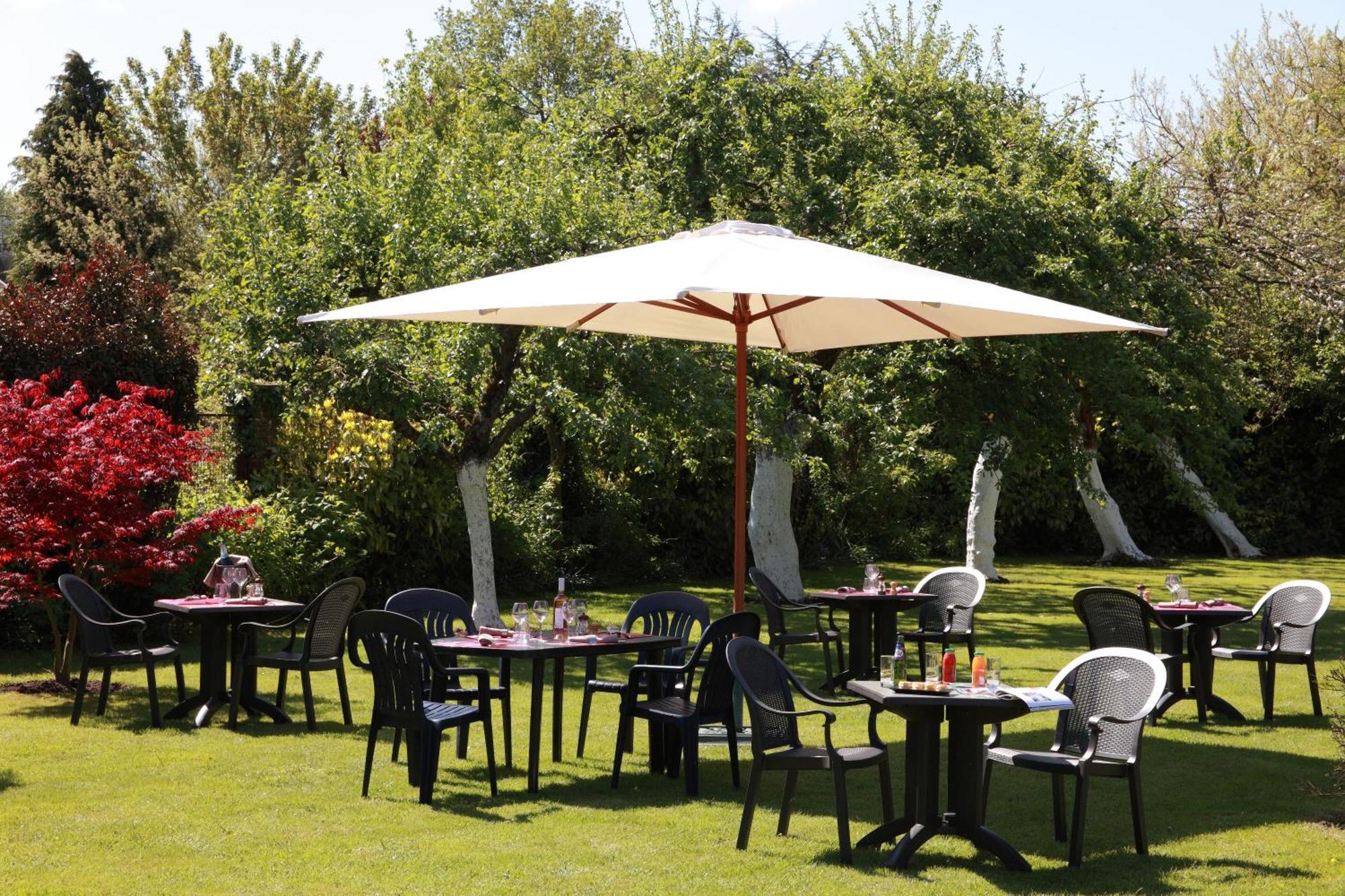 Logis - Hotel & Restaurant Les Trois Fontaines Marconne Exteriör bild